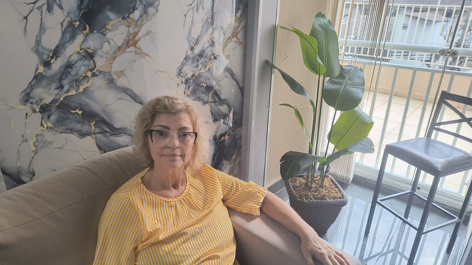 Arlete Pires Barbosa em ambiente acolhedor de atendimento